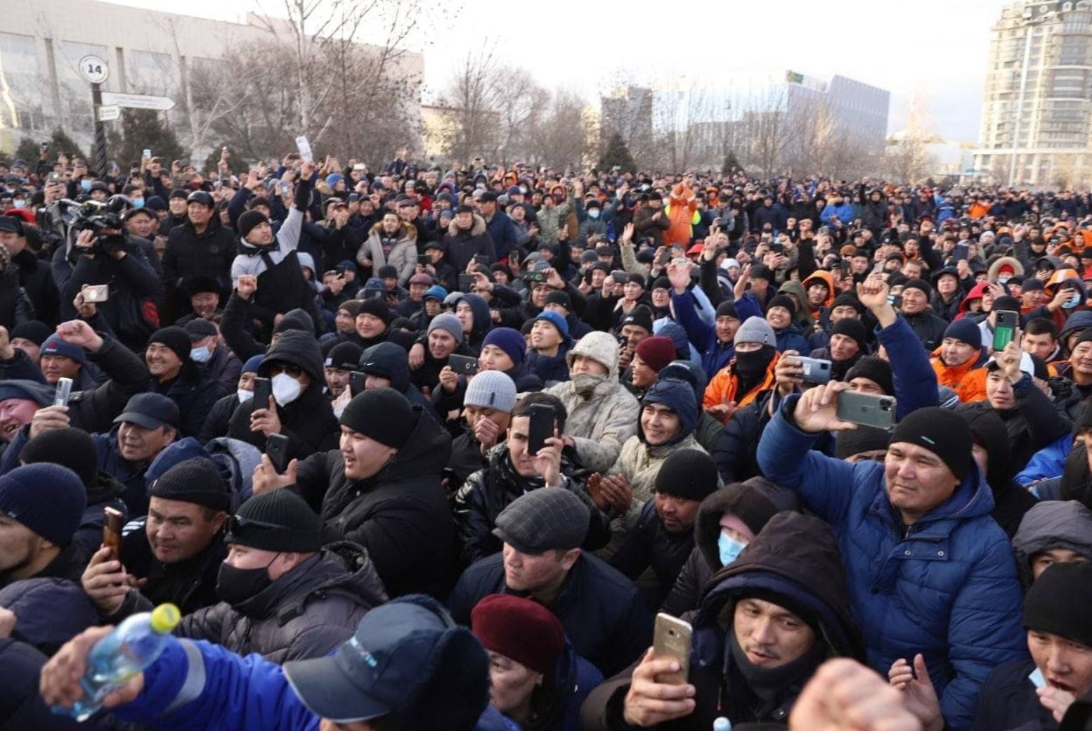 Протесты и чрезвычайное положение главное. Казахстан январь 2022 протесты. 2022 Массовые протесты в Казахстане. Казахстан митинг митинги 2022.