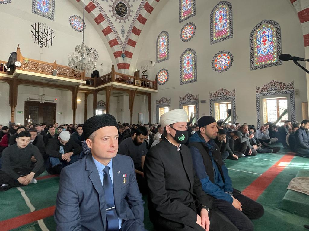 Умершие в рамадан мусульмане. Мечеть Рамазан. Знаменитости в мечети. Мусульмане в России. Мечеть 2022.