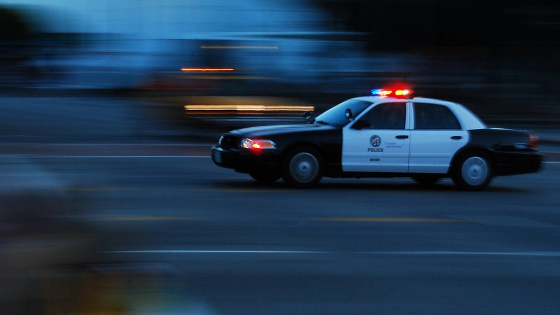 Полицейская машина догоняет машину. Ford Crown Victoria Police мигалки. Полицейская машина, LAPD.