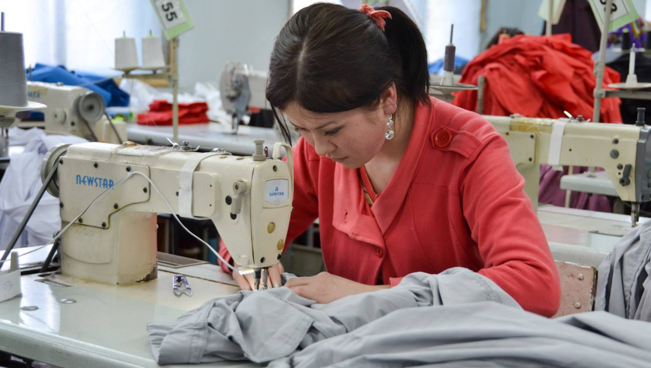 Фабрики пошива женской одежды. Швейная легкая промышленность. Швейный цех. Текстильная и швейная промышленность. Текстильное производство.