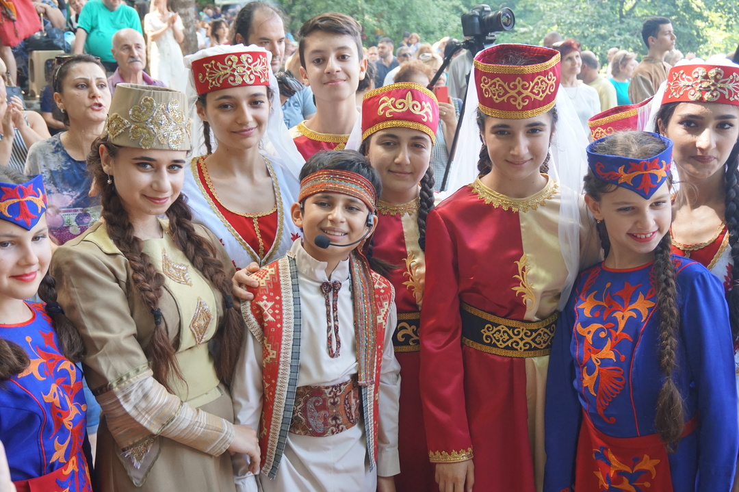 Group armenia. Национальный костюм крымских армян. Армения народ. Армяне народ. Крымские армяне.