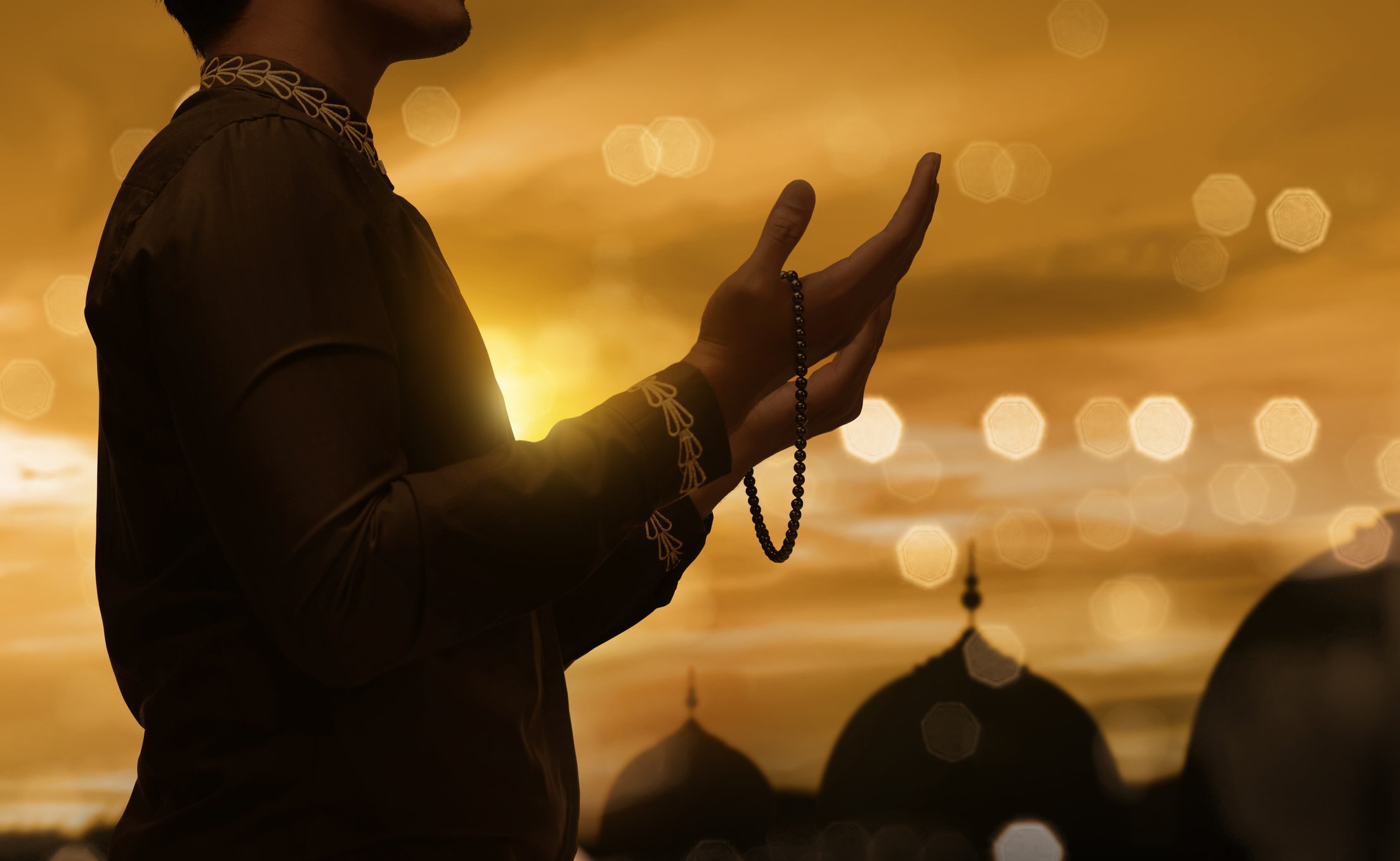 Ночная молитва мусульман. Jumma мубарак. Мусульманин молится.