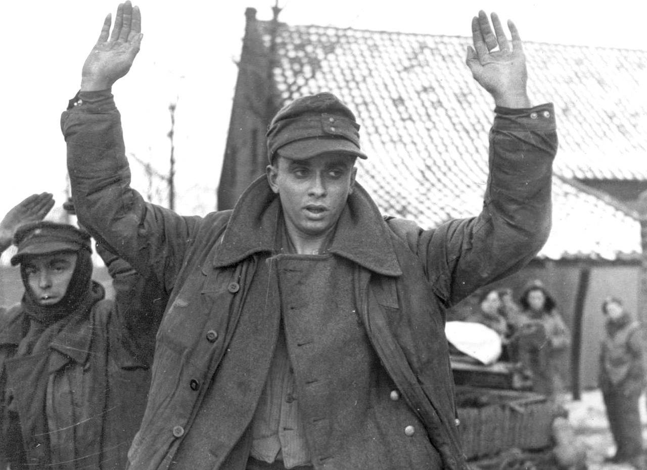 Шаражка. Немецкий солдат с поднятыми руками. Немцы с поднятыми руками. Советский солдат.