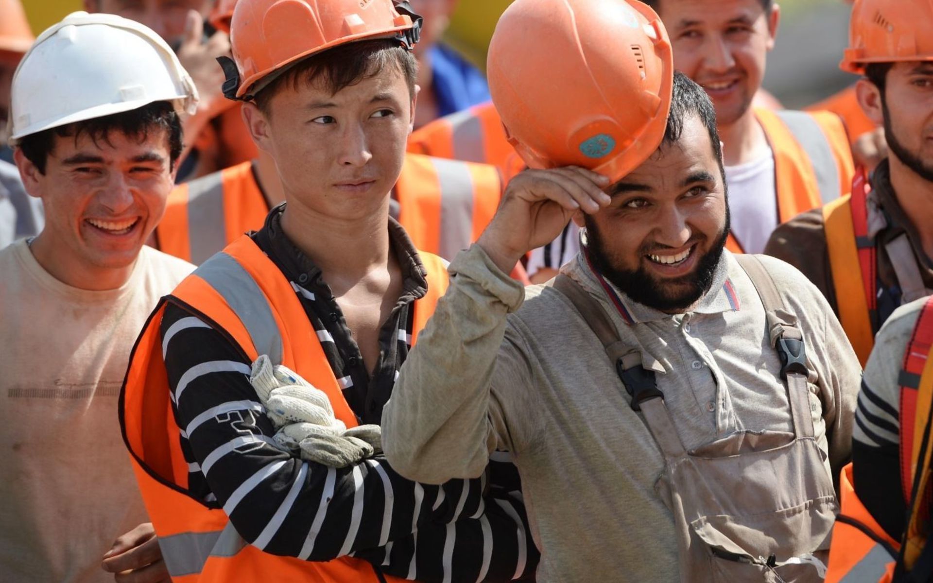 Таджикские рабочие. Трудовая миграция кыргызстанцы в Москве. Иностранная рабочая сила. Трудовые мигранты. Таджики гастарбайтеры.